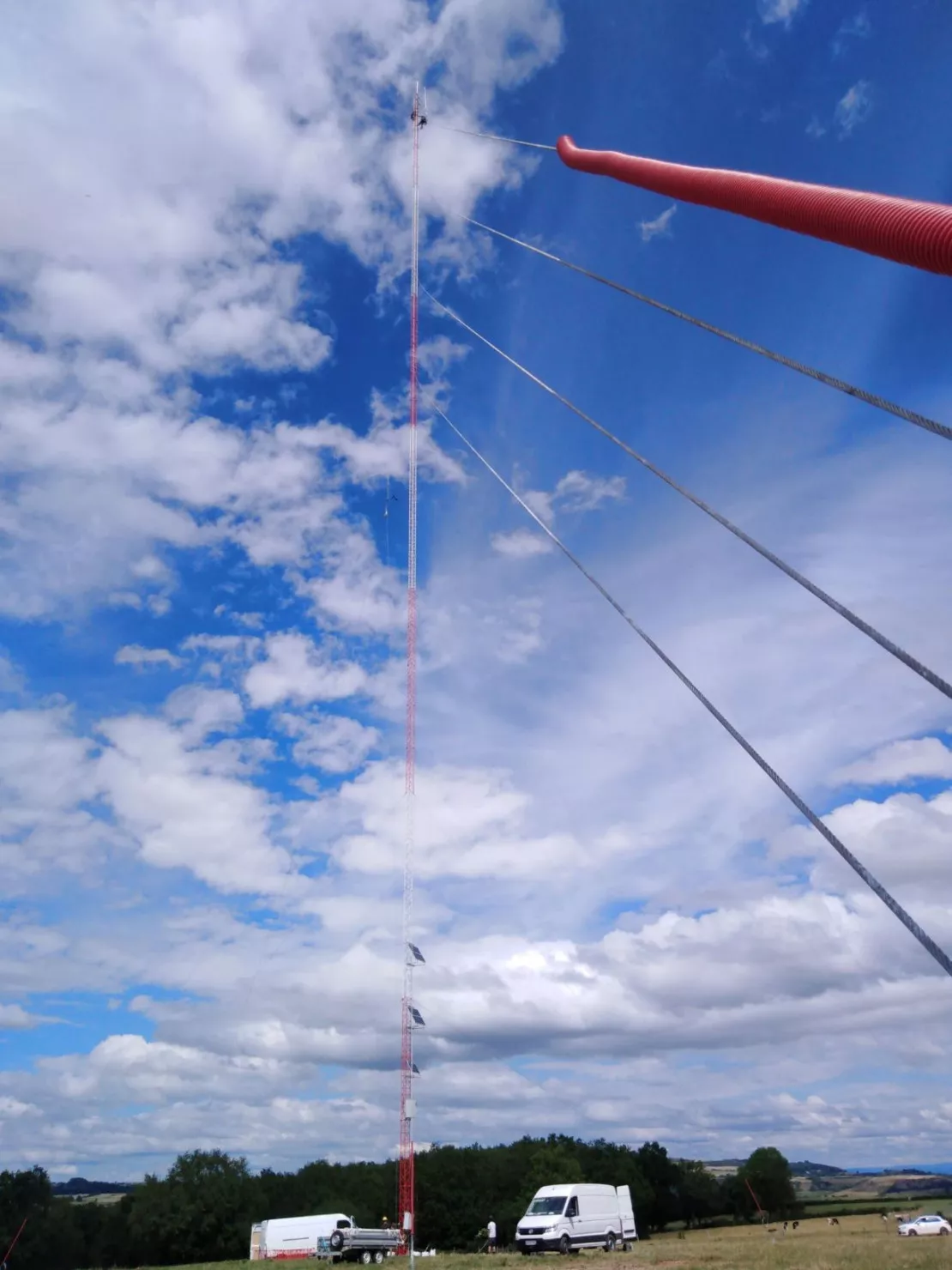 Installation d'un mat de mesure des vents à Montcel