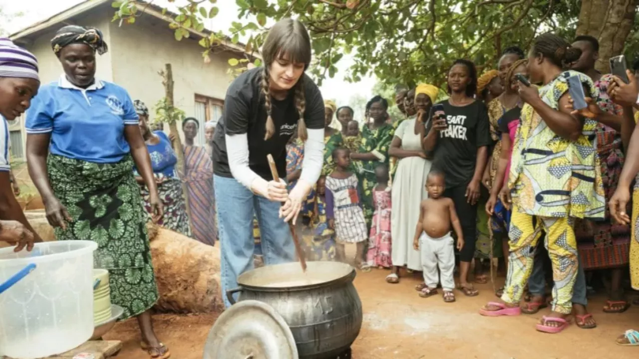 Clara Luciani : retour sur sa mission au Bénin avec l'UNICEF Clara Luciani : retour sur sa mission au Bénin avec l'UNICEF