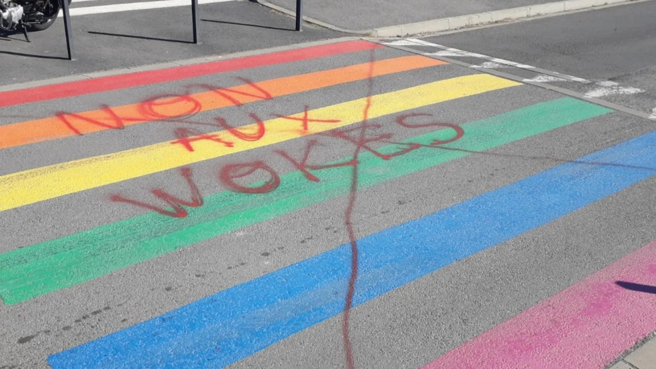 à peine inauguré, le passage piéton arc-en-ciel du campus des Cézeaux a été dégradé à peine inauguré, le passage piéton arc-en-ciel du campus des Cézeaux a été dégradé