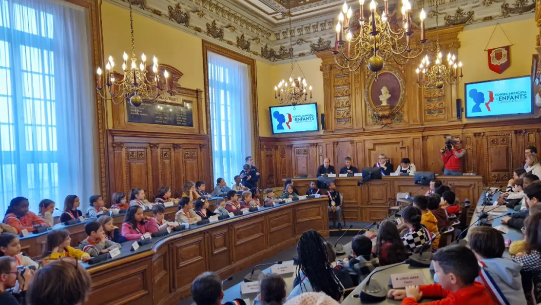 62 élèves élus au Conseil municipal des enfants de Clermont-Ferrand (63)