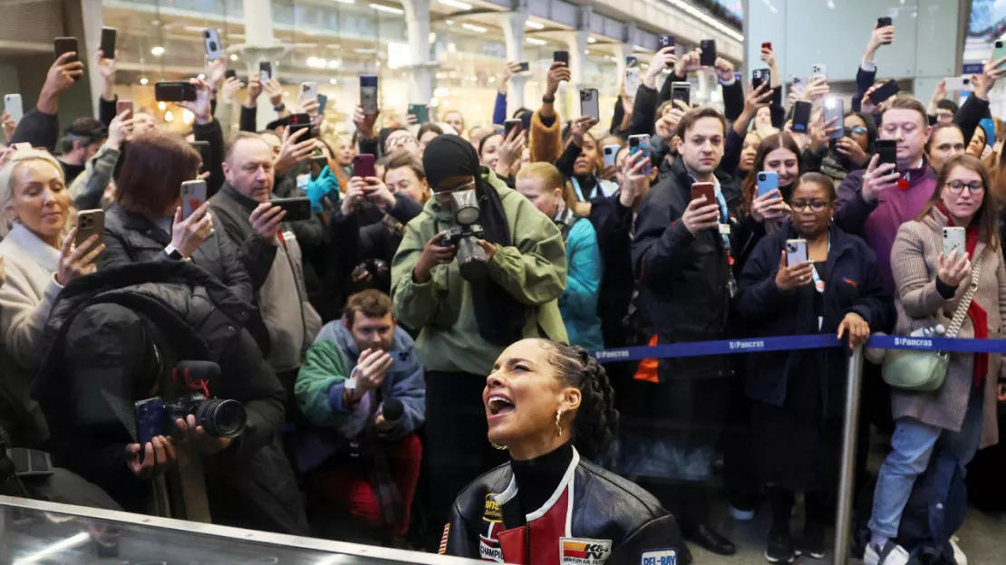 Alicia Keys : découvrez les images de son concert surprise dans une gare de Londres