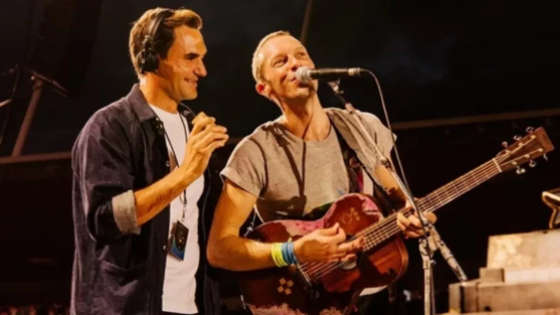 Coldplay invite Roger Federer à chanter pendant un concert : timide, il débarque avec un oeuf-shaker !