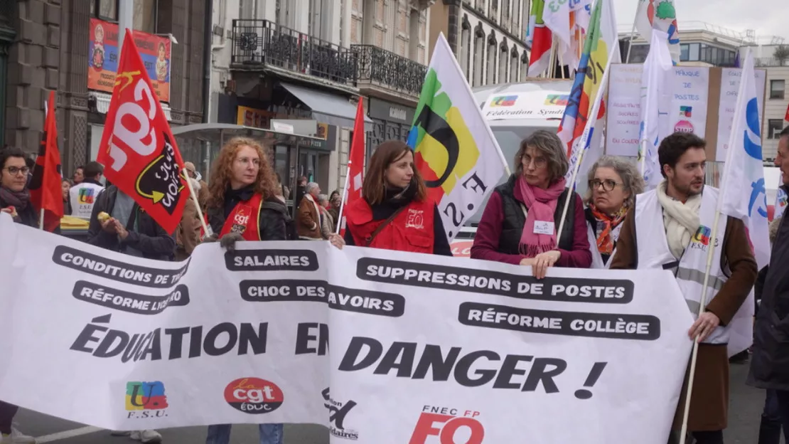 A Clermont-Ferrand, les enseignants en grève :  "On n’a pas de tracteur, mais on a des ministres qui pourraient servir de lisier !" 