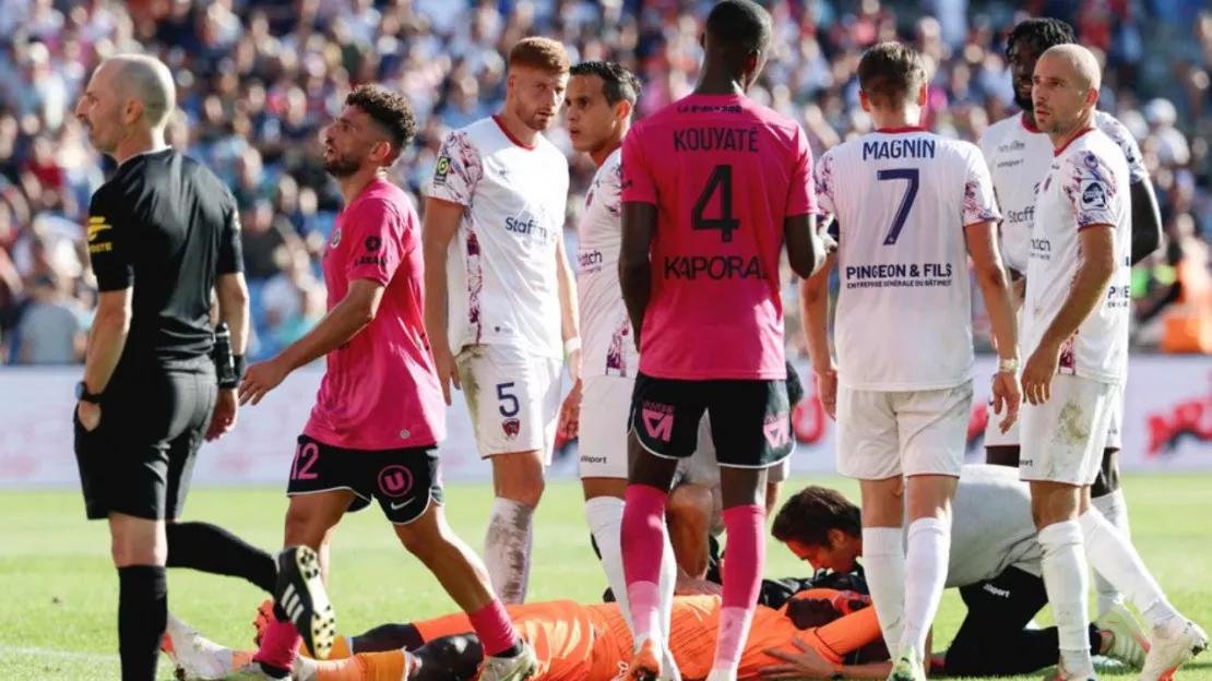 Le gardien du Clermont Foot victime d'un jet de pétard pendant Montpellier-Clermont