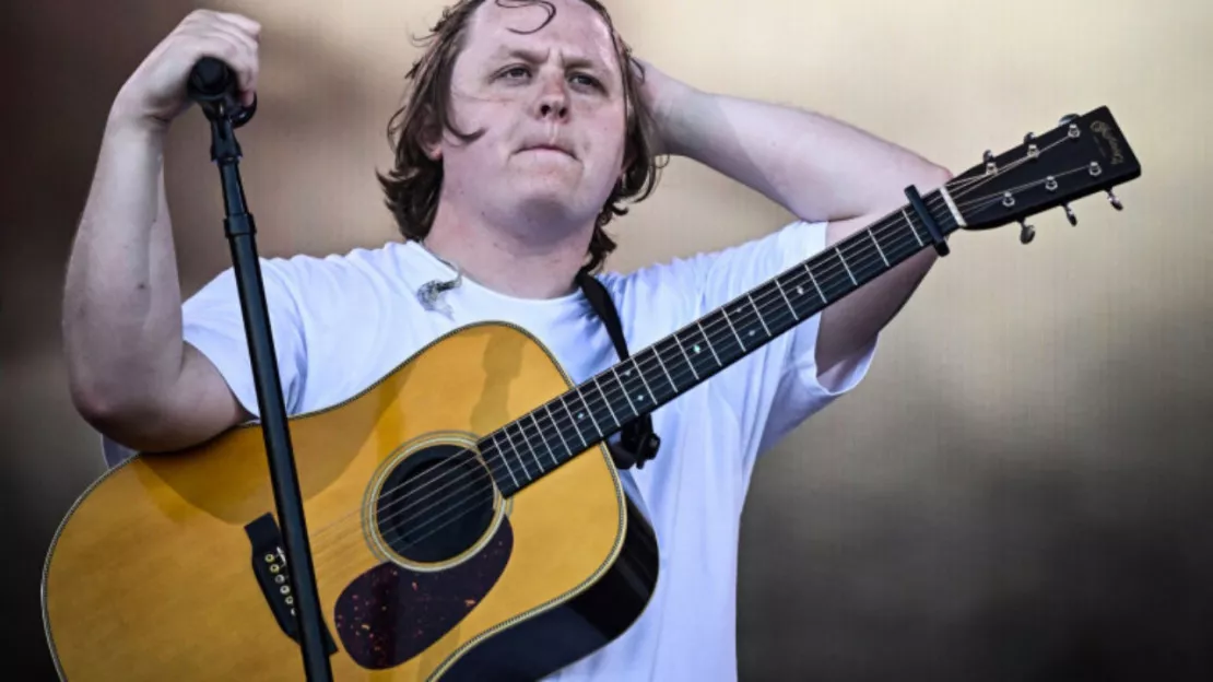 Lewis Capaldi victime de Gilles de la Tourette : Il prend une décision radicale pour sa carrière