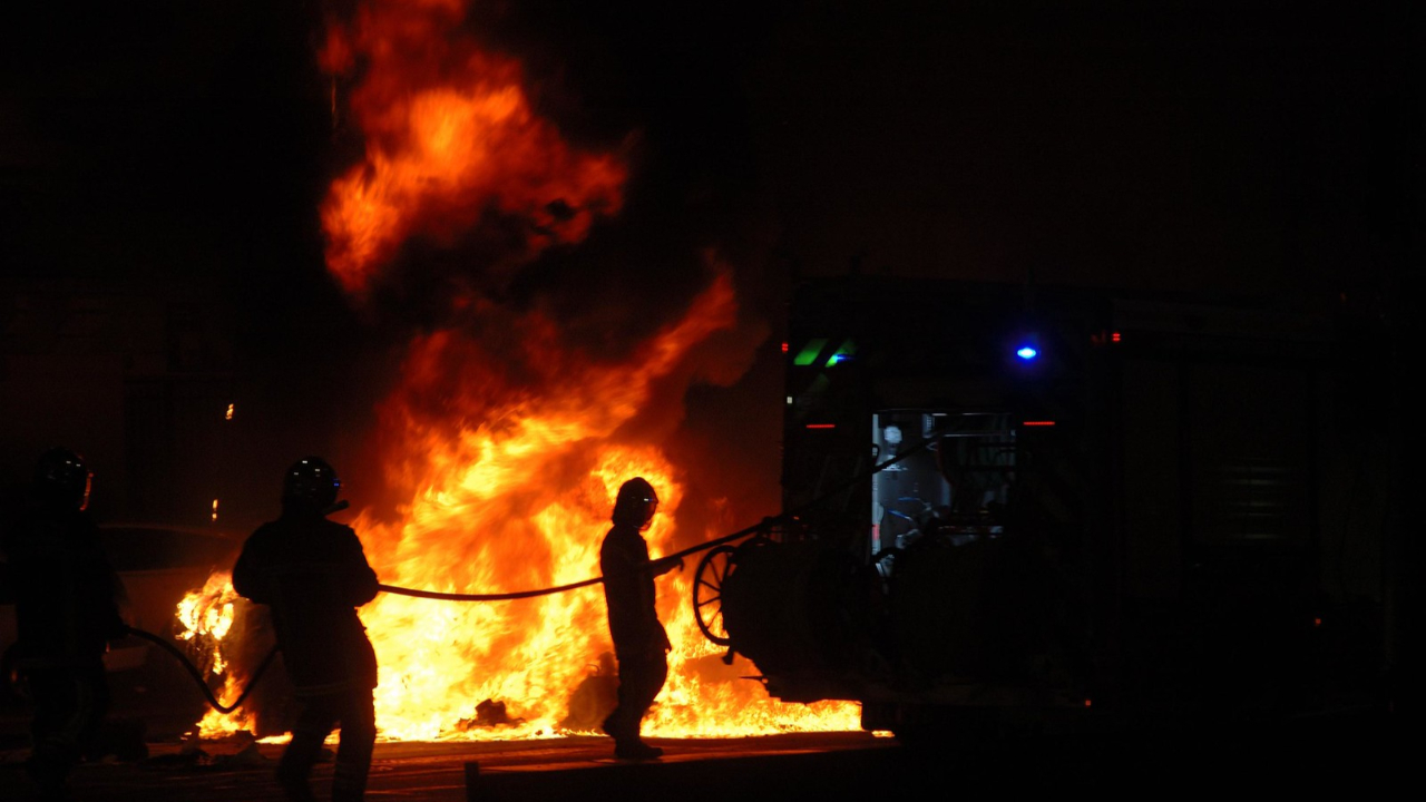700 bottes de paille en feu à Escoutoux : une trentaine de pompiers mobilisés 700 bottes de paille en feu à Escoutoux : une trentaine de pompiers mobilisés