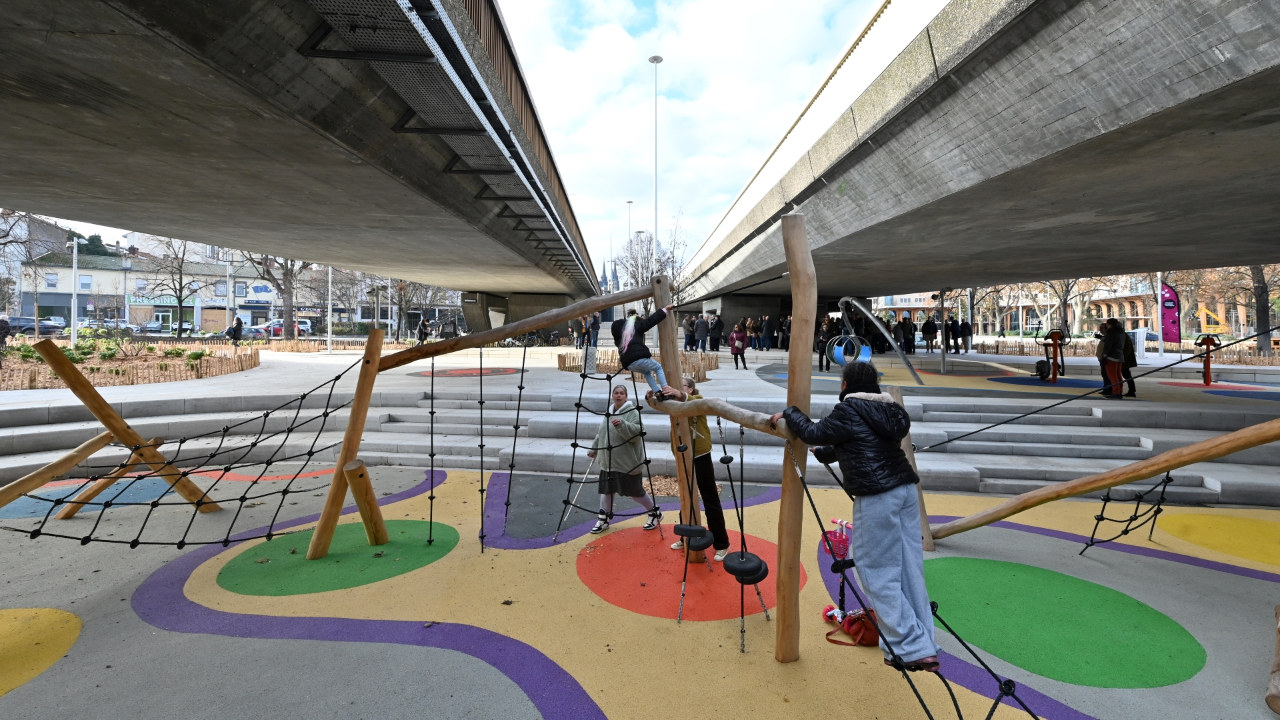 A Clermont-Ferrand, la place des Carmes transforme son parking en jardin urbain