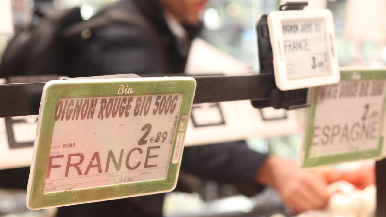 A l'hypermarché de Lempdes (63), des inspecteurs vérifient l'origine des produits frais A l'hypermarché de Lempdes (63), des inspecteurs vérifient l'origine des produits frais