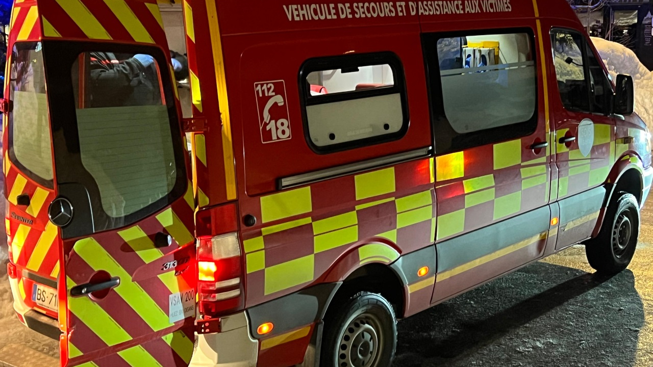 Accident à Vichy : un violent choc d’une voiture contre un lampadaire fait un blessé grave en pleine nuit Accident à Vichy : un violent choc d’une voiture contre un lampadaire fait un blessé grave en pleine nuit