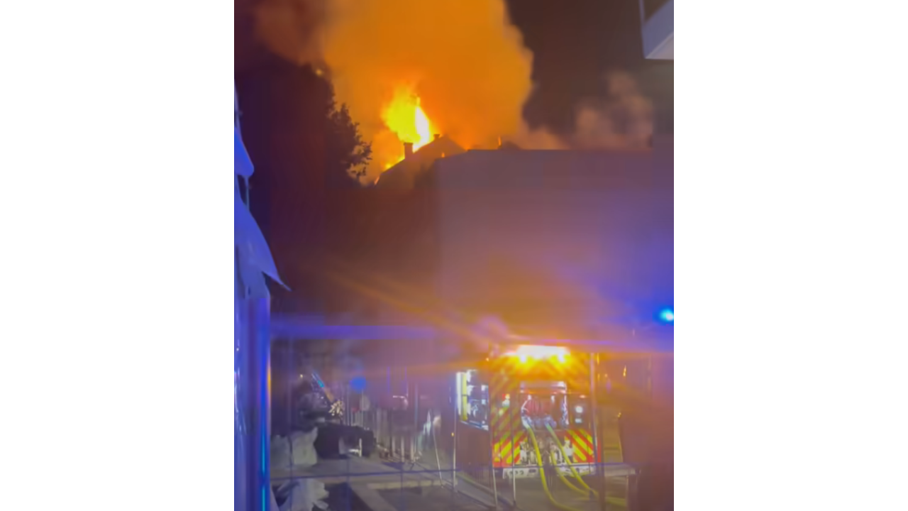 Allier : un immeuble ravagé par un incendie dans le centre-ville de Vichy (VIDÉO) Allier : un immeuble ravagé par un incendie dans le centre-ville de Vichy (VIDÉO)