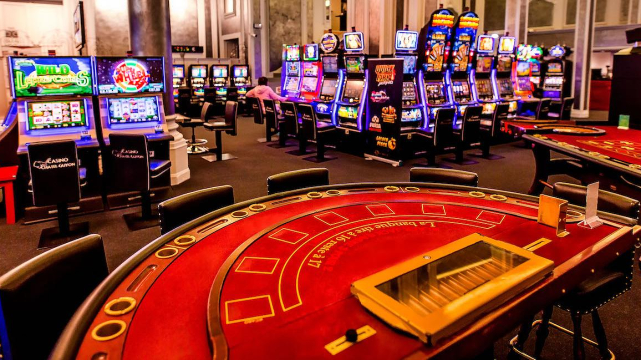 Au casino de Châtel-Guyon, il trouve un portefeuille et le vide dans les machines à sous Au casino de Châtel-Guyon, il trouve un portefeuille et le vide dans les machines à sous