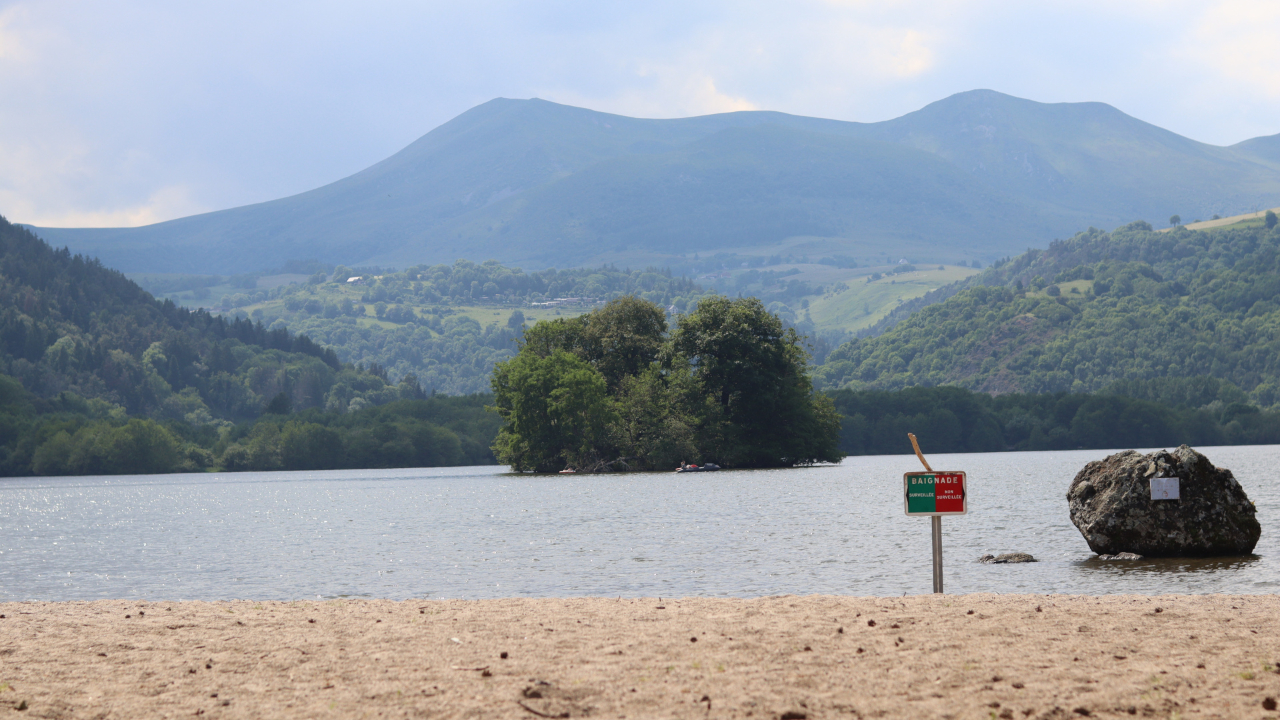 Auvergne : découvrez les dix plages labellisées "Pavillon Bleu 2025"