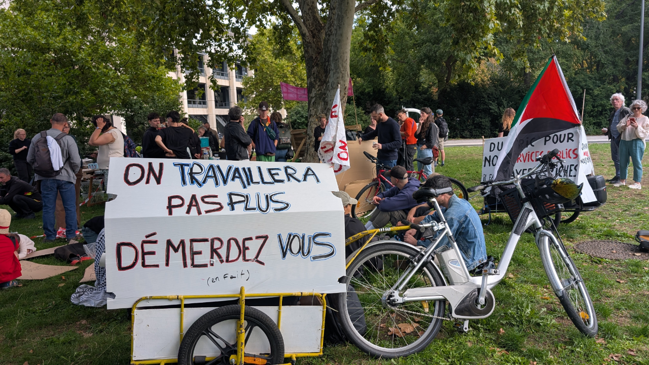 "Bloquons Tout" : malgré les gaz lacrymogène, la manifestation reste calme à Clermont-Ferrand "Bloquons Tout" : malgré les gaz lacrymogène, la manifestation reste calme à Clermont-Ferrand