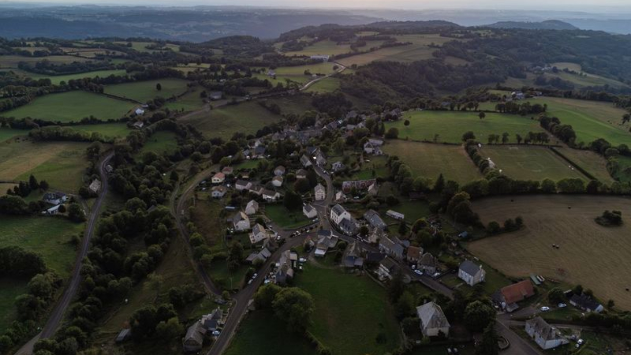 Cantal : après le suicide de Caroline Grandjean, directrice d'école à Moussages, son épouse dépose plainte