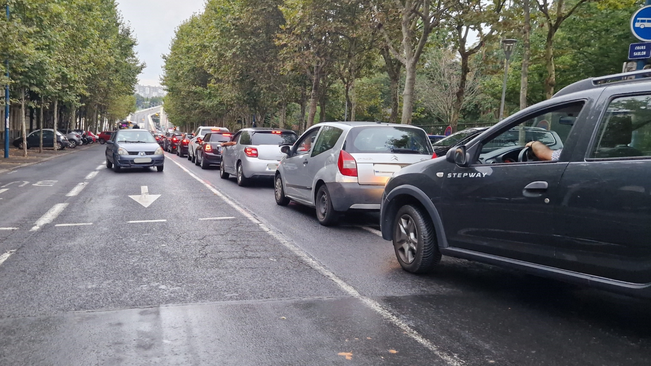 Cette rue tr&egrave;s emprunt&eacute;e de Clermont-Ferrand ferm&eacute;e de nuit pour travaux