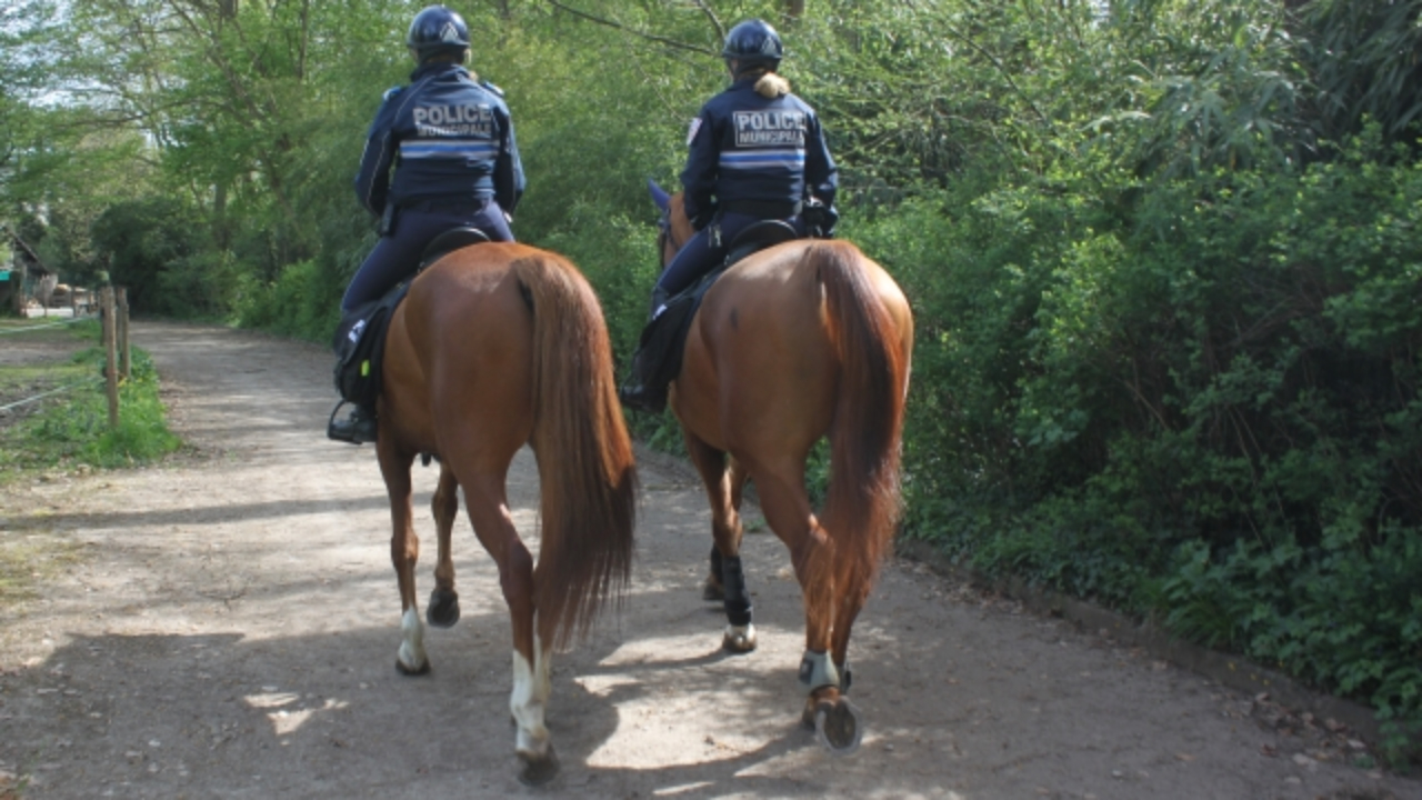 Cha&icirc;ne des Puys : la Garde r&eacute;publicaine d&eacute;ploie des patrouilles &agrave; cheval pour l&rsquo;&eacute;t&eacute;