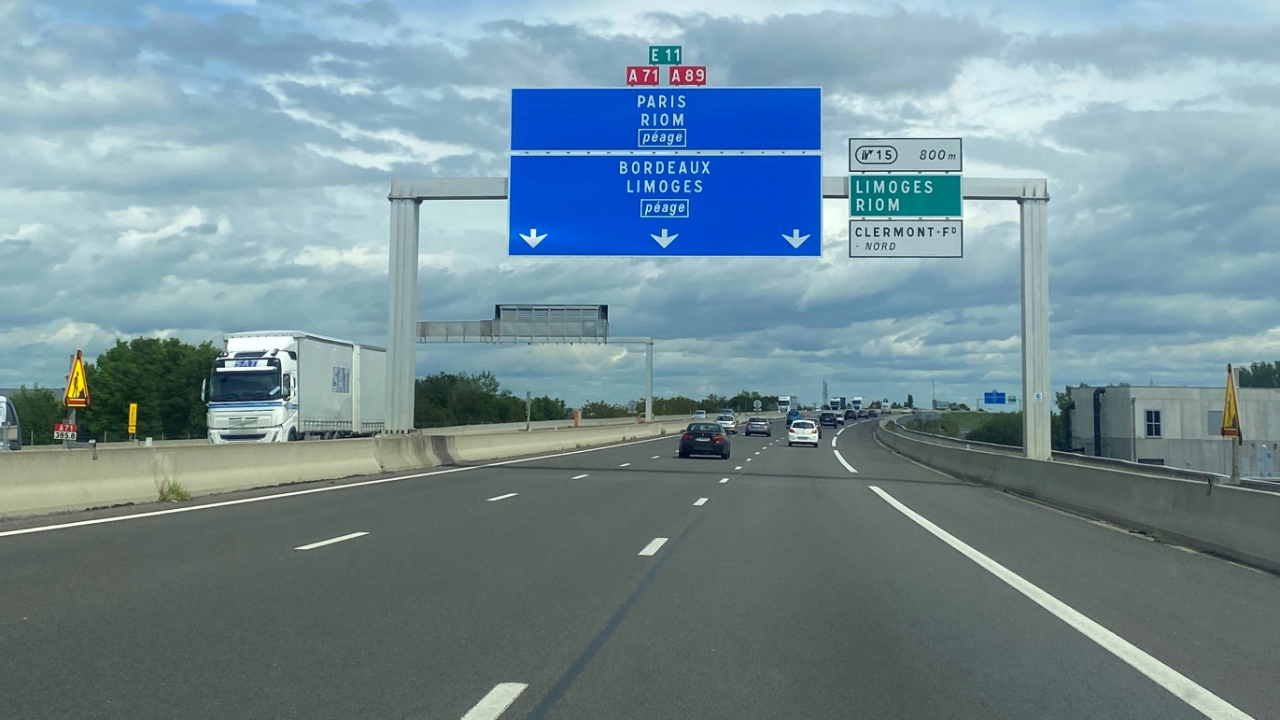 Clermont-Ferrand : il roule 10 km à contre-sens sur l'autoroute A71 Clermont-Ferrand : il roule 10 km à contre-sens sur l'autoroute A71