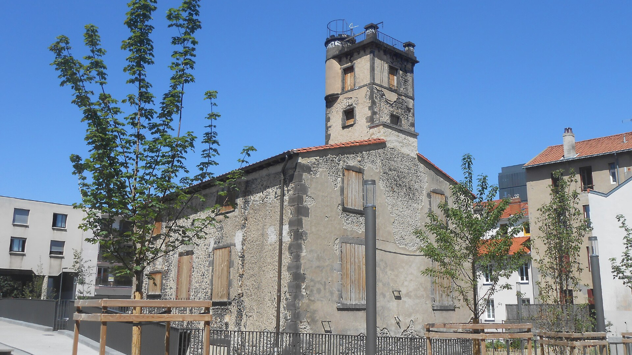 Clermont-Ferrand : le ch&acirc;teau de Rabanesse ravag&eacute; par un incendie en pleine nuit