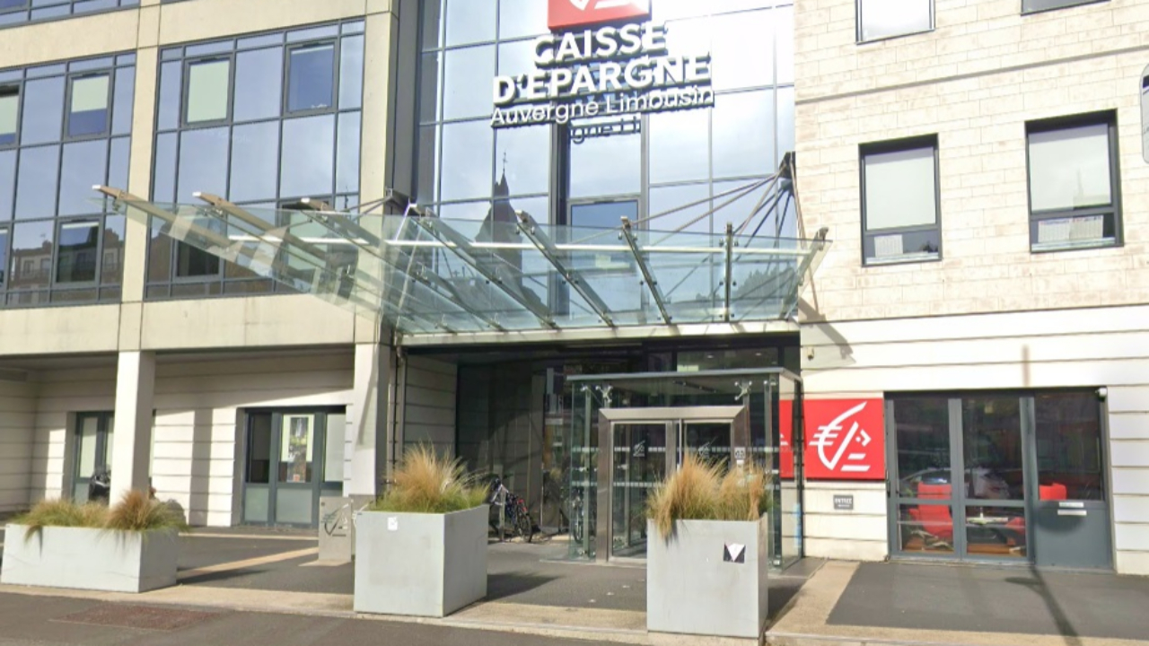 Clermont-Ferrand : les locaux d’une banque visés par des militants d’Extinction Rebellion et Attac 63 Clermont-Ferrand : les locaux d’une banque visés par des militants d’Extinction Rebellion et Attac 63