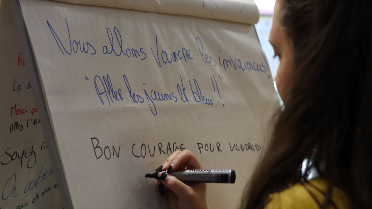 "Dans les tribunes, on ne lâchera rien" : les supporters de l'ASM Clermont partagent leurs émotions avant le barrage à Bayonne "Dans les tribunes, on ne lâchera rien" : les supporters de l'ASM Clermont partagent leurs émotions avant le barrage à Bayonne