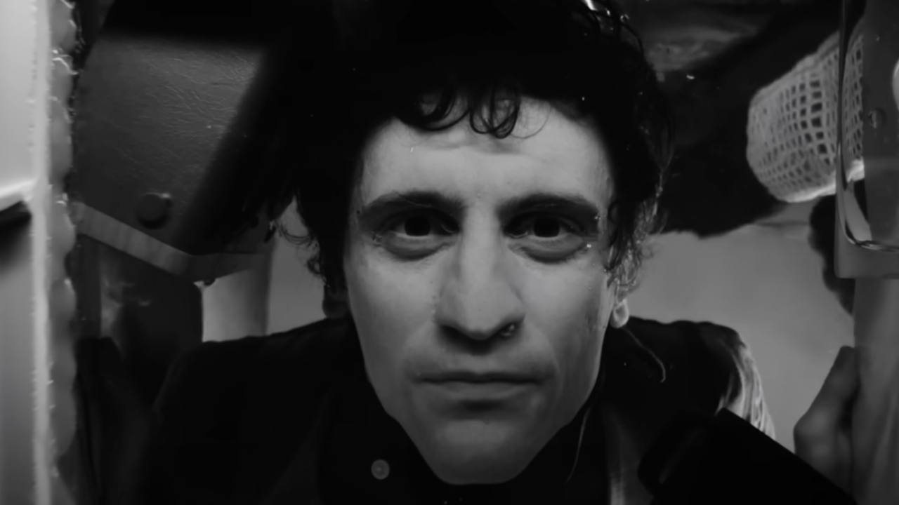 Depeche Mode : La mort d'Andy Fletcher plane dans le clip "Wagging Tongue" Depeche Mode : La mort d'Andy Fletcher plane dans le clip "Wagging Tongue"