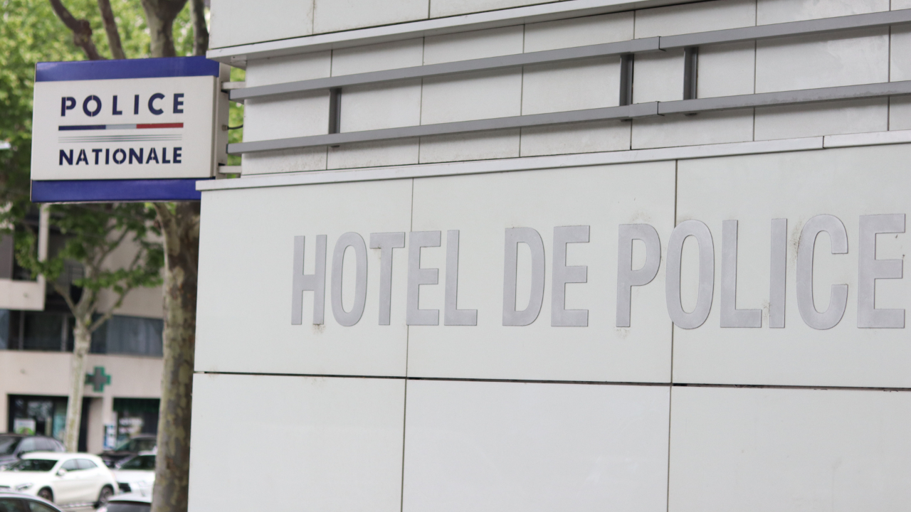 Devant le commissariat de Clermont-Ferrand, il frappe sa compagne et la bouscule près du tram