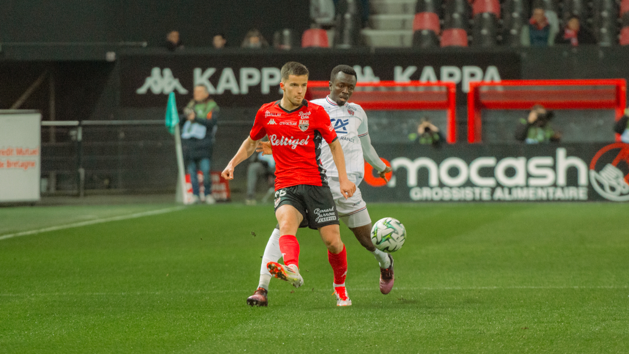 Dominé à Guingamp, le Clermont Foot s'enfonce au classement (3-1) Dominé à Guingamp, le Clermont Foot s'enfonce au classement (3-1)