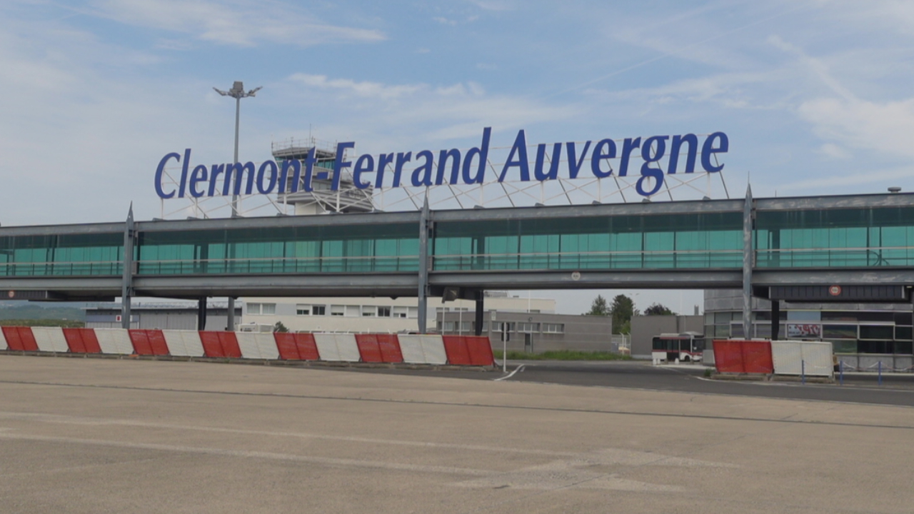 Drame à l’aéroport de Clermont-Auvergne : un pilote de voltige meurt dans le crash de son avion Drame à l’aéroport de Clermont-Auvergne : un pilote de voltige meurt dans le crash de son avion