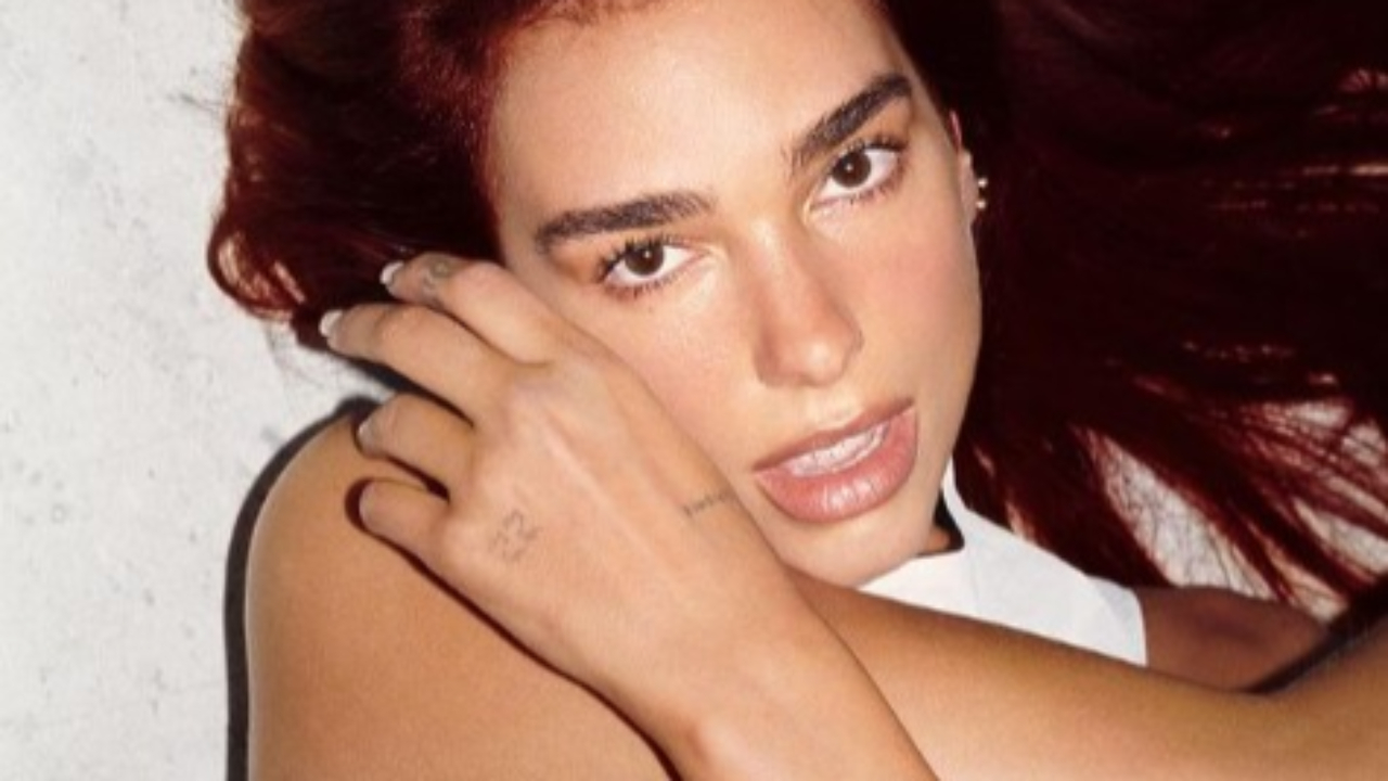 Dua Lipa : elle fait écouter son dernier titre aux fans dans la rue Dua Lipa : elle fait écouter son dernier titre aux fans dans la rue