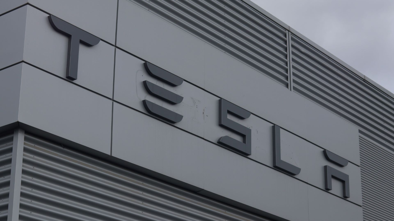 Face à Elon Musk, la marque Tesla est-elle boycottée en Auvergne ? Un pilote automobile nous répond