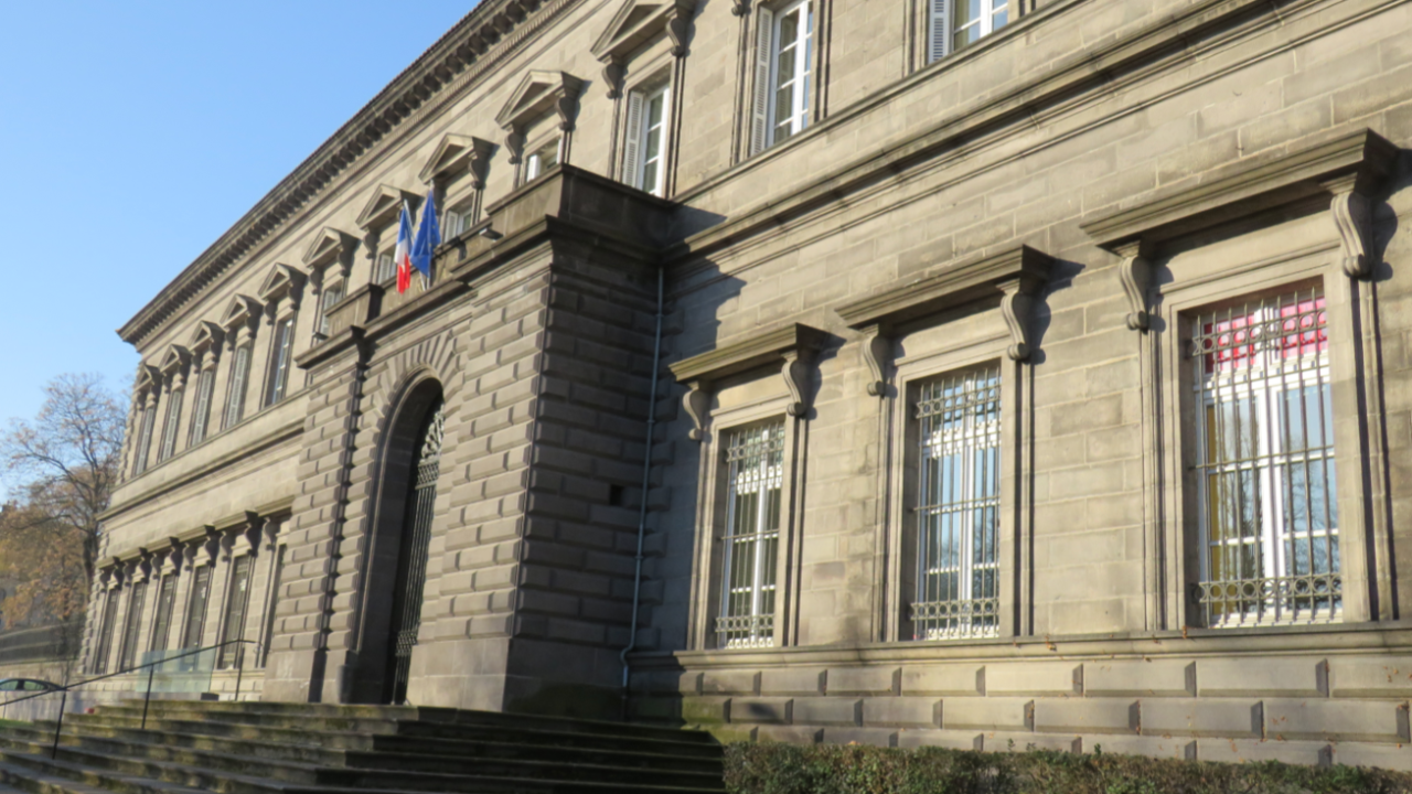 Il croise l’agresseur sexuel présumé de sa fille à la cour d’appel de Riom et lui brise le nez Il croise l’agresseur sexuel présumé de sa fille à la cour d’appel de Riom et lui brise le nez