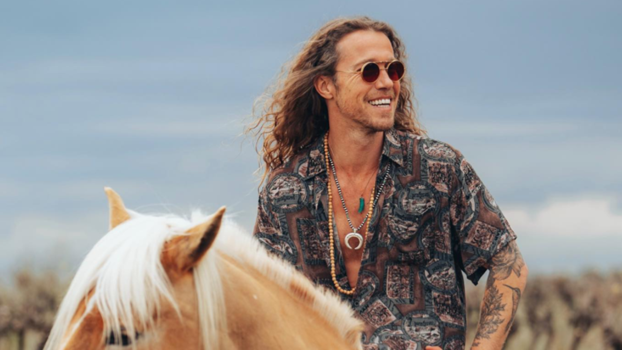 Julien Doré en Camargue avec son fils : rare cliché de son petit garçon à la plage Julien Doré en Camargue avec son fils : rare cliché de son petit garçon à la plage