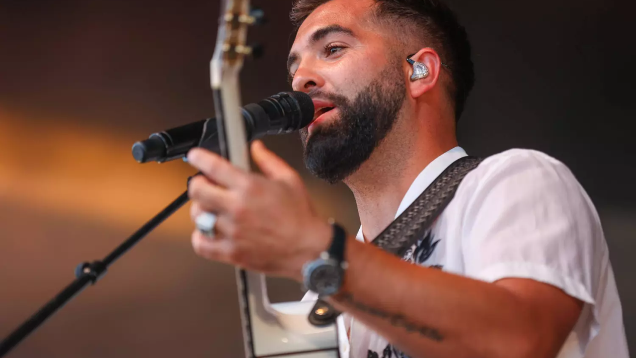 Kendji Girac reprend la chanson de Noël « Mon beau sapin » (vidéo)