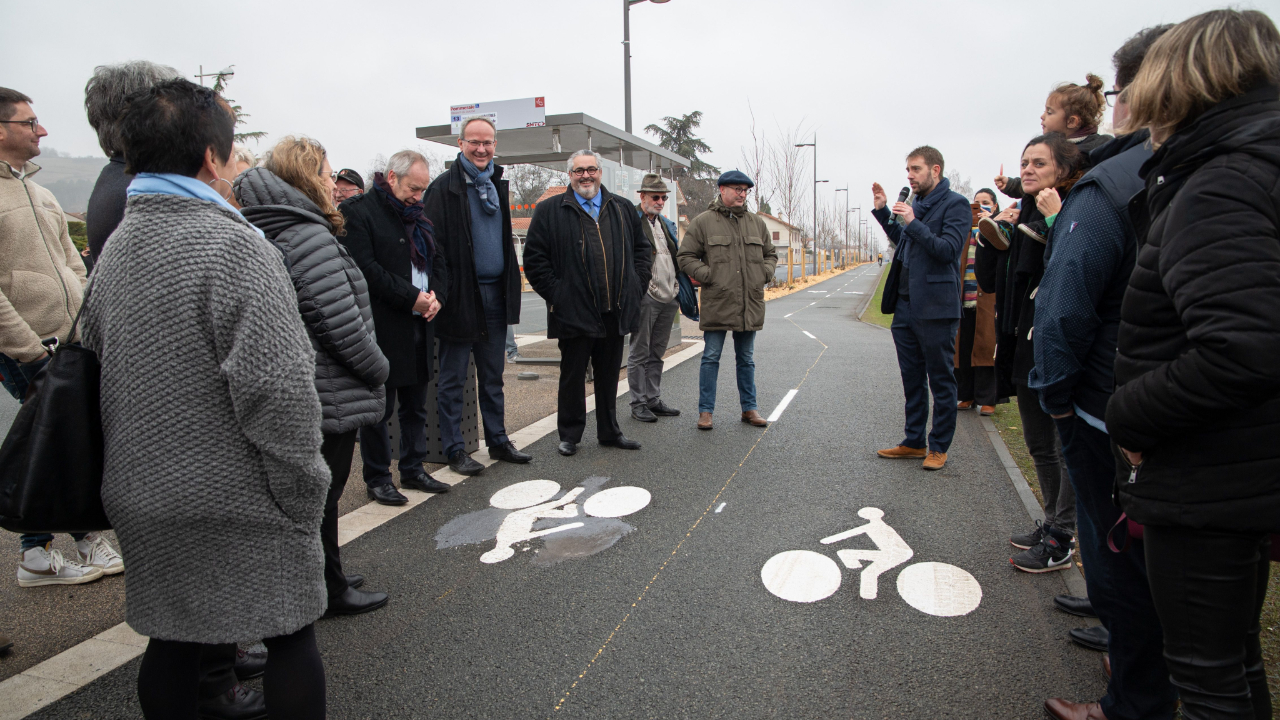 L&rsquo;avenue de la R&eacute;publique &agrave; P&eacute;rignat-l&egrave;s-Sarli&egrave;ve fait peau neuve
