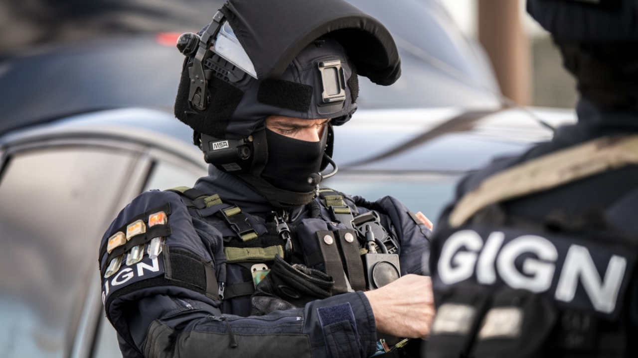 Le GIGN intervient dans le Puy-de-Dôme pour arrêter un homme menaçant les gendarmes avec un fusil Le GIGN intervient dans le Puy-de-Dôme pour arrêter un homme menaçant les gendarmes avec un fusil