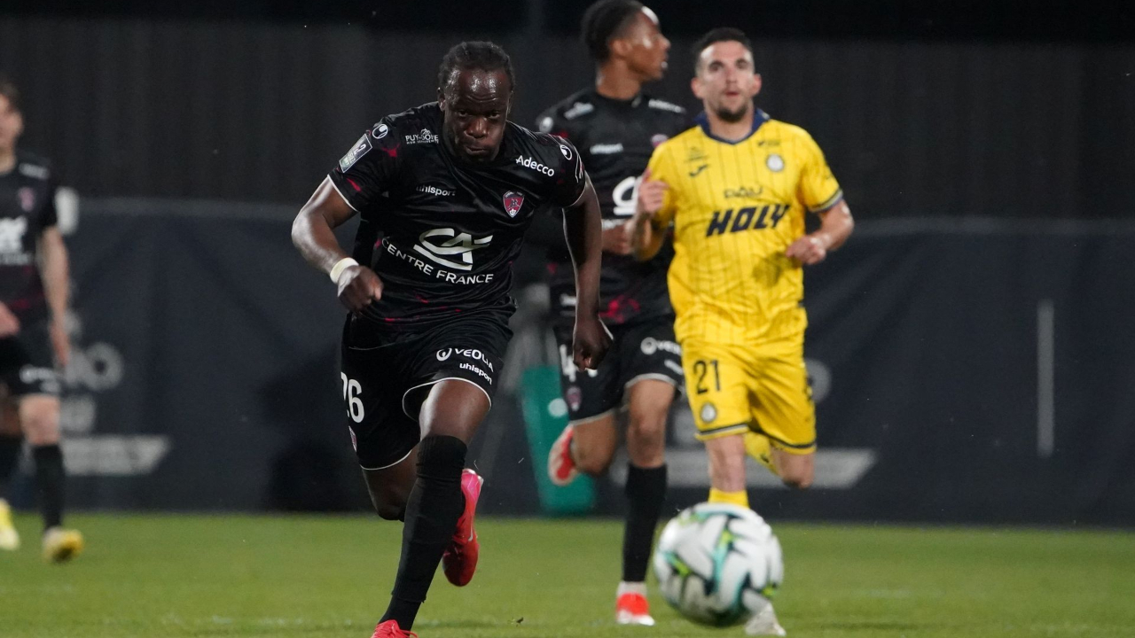 Ligue 2 : meneur du score, le Clermont Foot 63 concède le nul à Pau (2-2) Ligue 2 : meneur du score, le Clermont Foot 63 concède le nul à Pau (2-2)