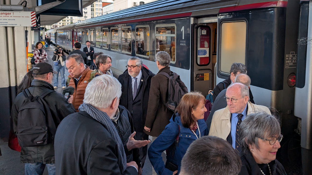 "Mettre la pression sur l'État" : face au déclin du train Clermont-Paris, une délégation reçue par le gouvernement "Mettre la pression sur l'État" : face au déclin du train Clermont-Paris, une délégation reçue par le gouvernement