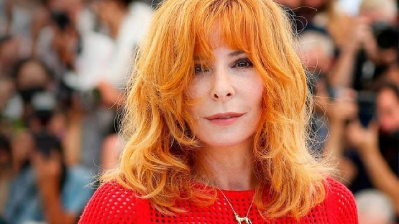 Mylène Farmer : sa relation particulière avec Claire Chazal et les médias Mylène Farmer : sa relation particulière avec Claire Chazal et les médias