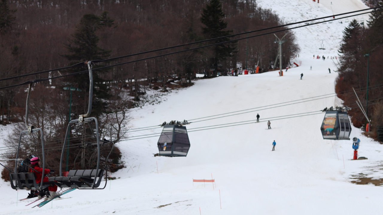 PHOTOS - Retour de la neige en Auvergne : où peut-on faire du ski ce week-end ?
