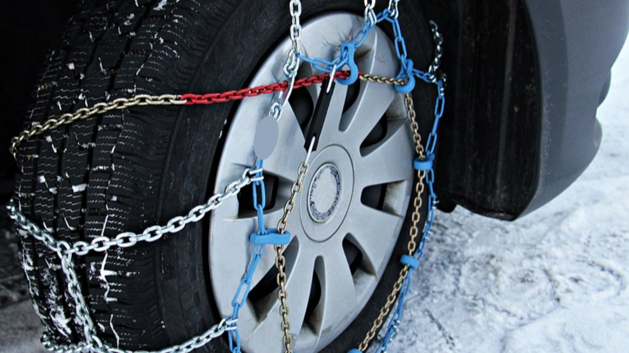 Pneus hiver et cha&icirc;nes obligatoires pour les automobilistes dans les massifs montagneux