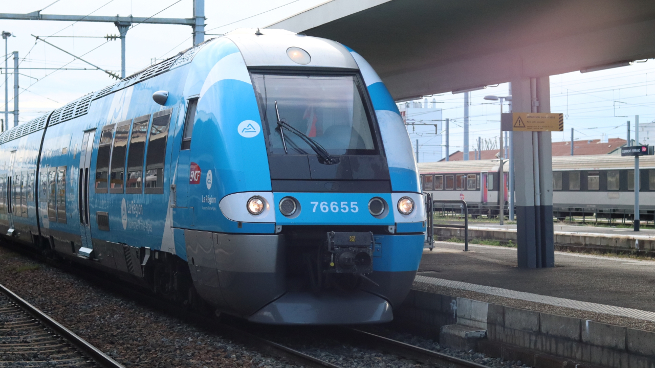 Près de Clermont-Ferrand, l'incendie d'un TER interrompt le trafic ferroviaire Près de Clermont-Ferrand, l'incendie d'un TER interrompt le trafic ferroviaire