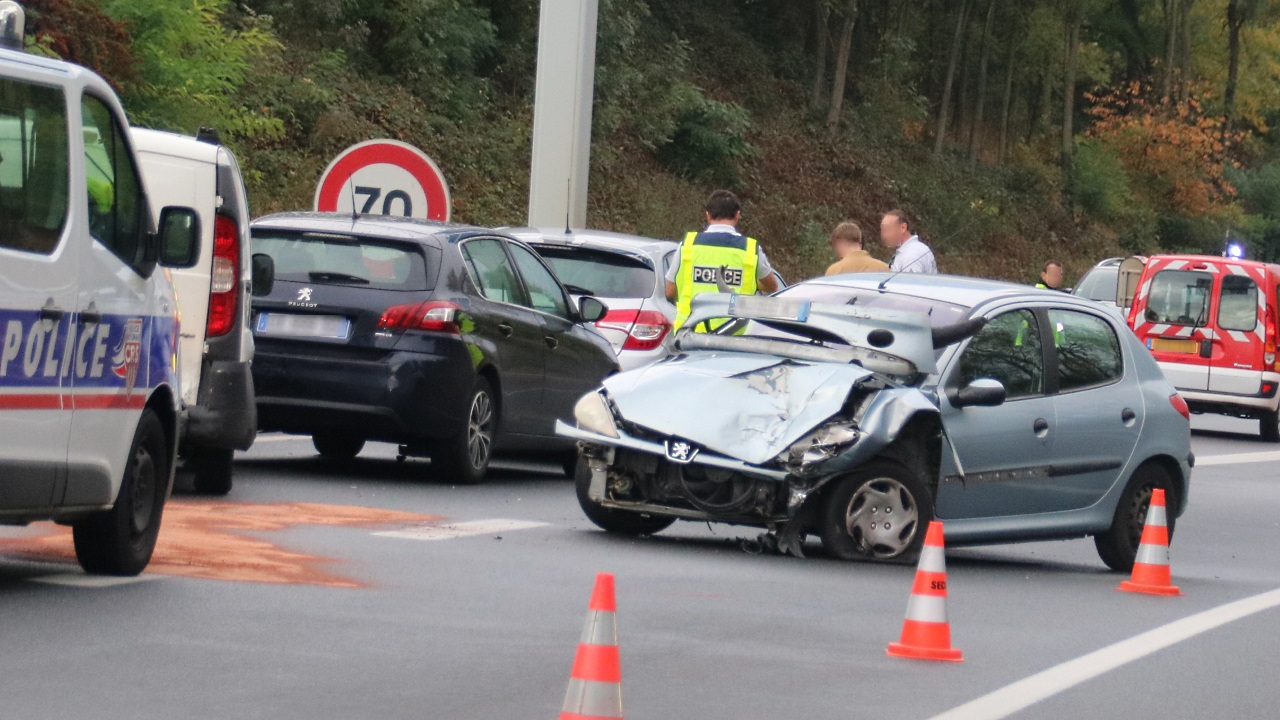 Près de Clermont-Ferrand : une automobiliste perd le contrôle de sa voiture, le véhicule fait plusieurs tonneaux