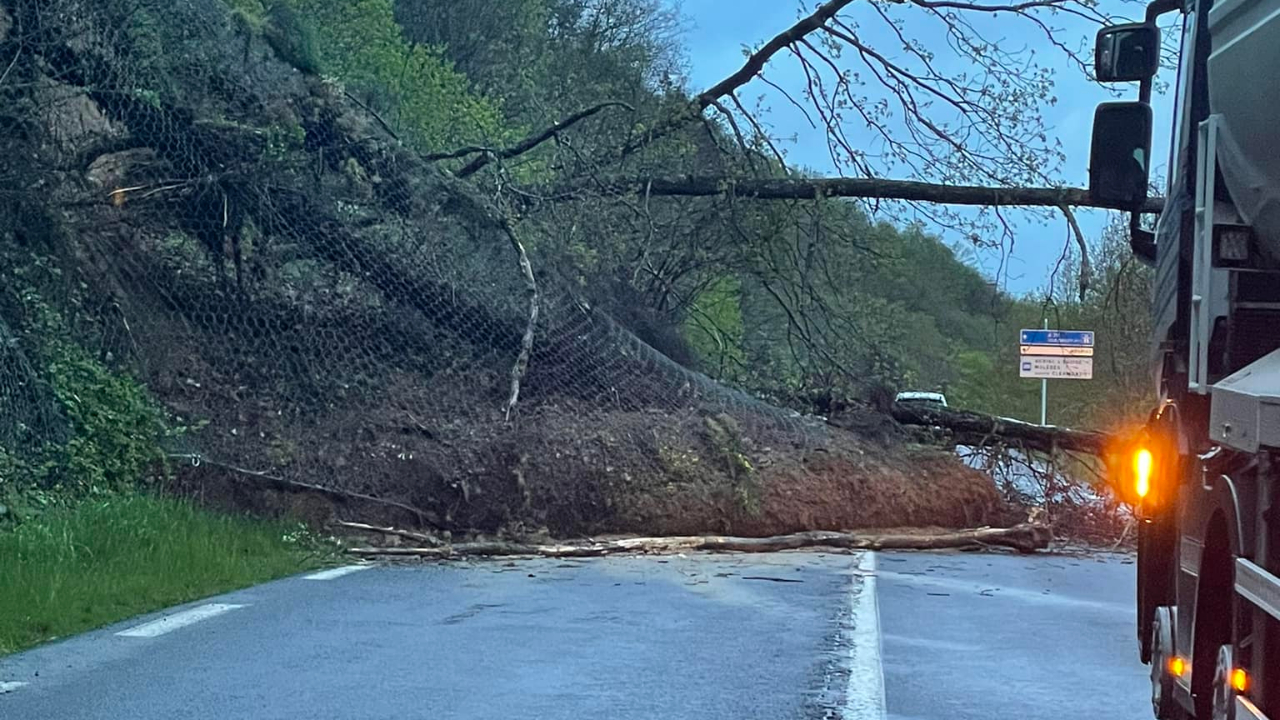 Près de Massiac (15), un éboulement vers l'A75 bloque la Nationale 9 dans les deux sens Près de Massiac (15), un éboulement vers l'A75 bloque la Nationale 9 dans les deux sens