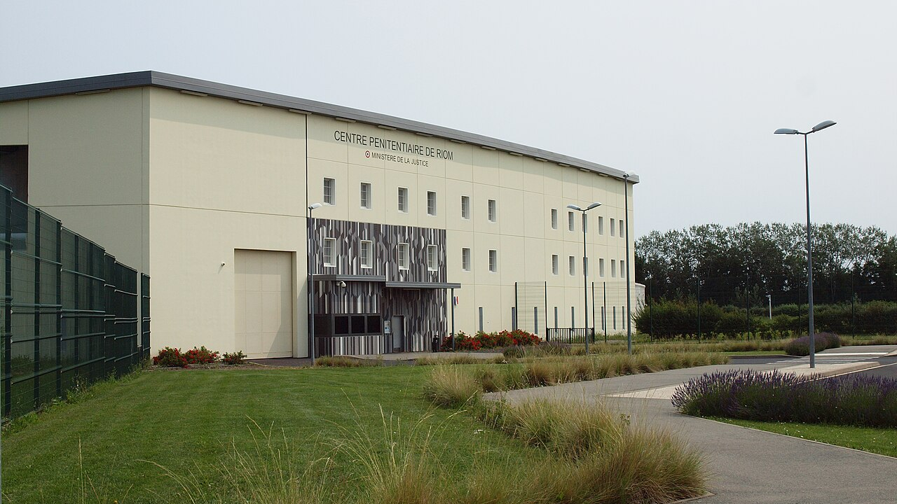 Prison de Riom : les colis projetés contenaient des bonbons et des burgers Prison de Riom : les colis projetés contenaient des bonbons et des burgers