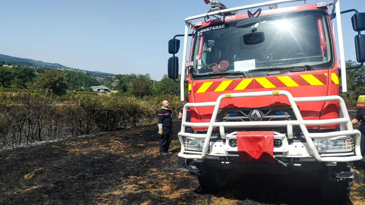 Puy-de-D&ocirc;me : cinq hectares ravag&eacute;s par un spectaculaire incendie de v&eacute;g&eacute;tation