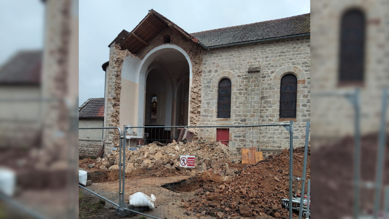 Puy-de-Dôme : en plein travaux de consolidation, l'église de Sauret-Besserve s'effondre (PHOTOS)