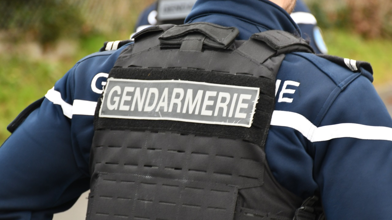 Puy-de-D&ocirc;me : r&eacute;veill&eacute; par des cris, un riverain attaqu&eacute; &agrave; la machette &agrave; Coudes