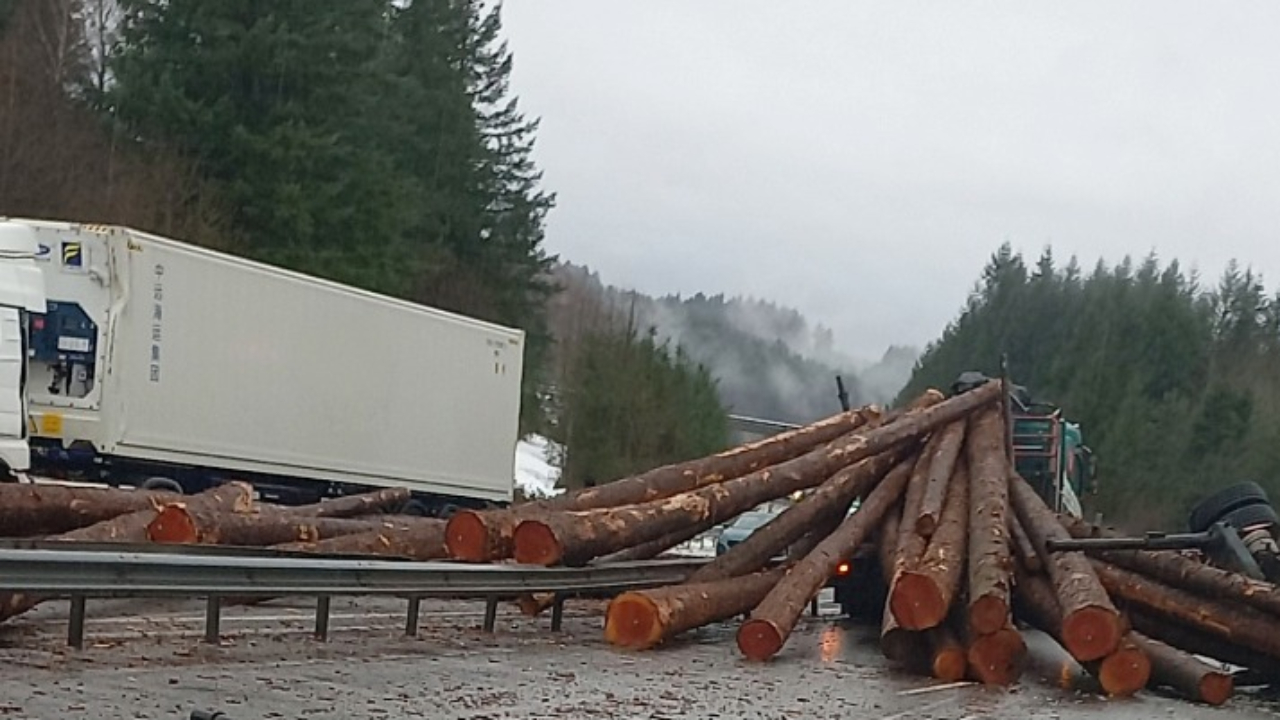 Puy-de-D&ocirc;me : un mort et quatre bless&eacute;s dans un accident sur l'autoroute A89