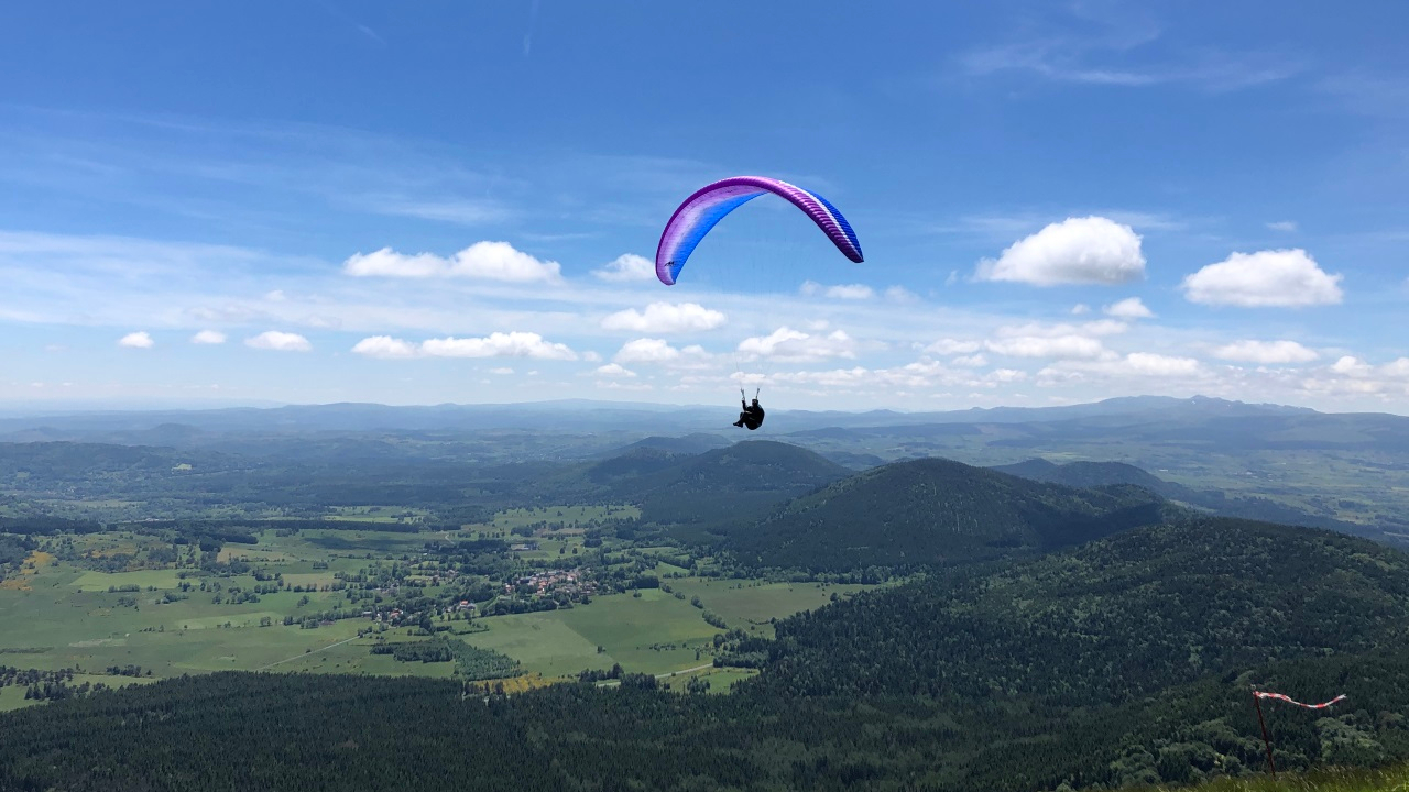 Puy-de-Dôme : un parapentiste chute et atterrit dans les arbres