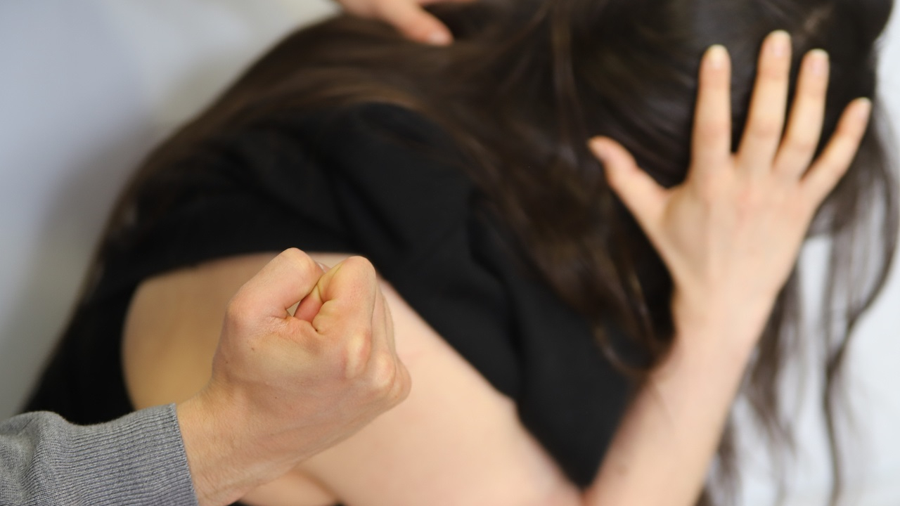 Puy-de-Dôme : une violente dispute de couple devant leur enfant de 10 ans, les deux parents interpellés Puy-de-Dôme : une violente dispute de couple devant leur enfant de 10 ans, les deux parents interpellés